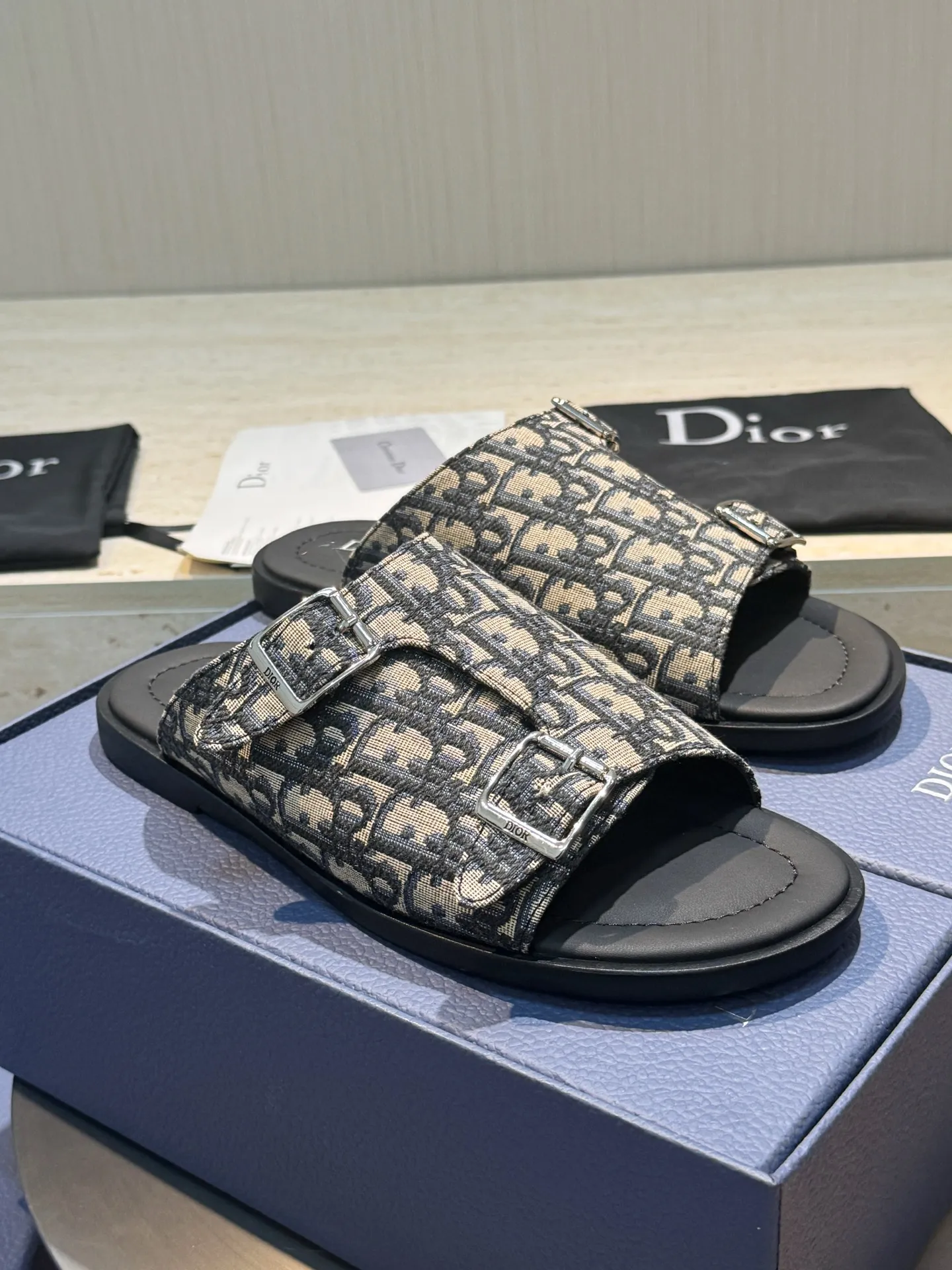 [Dior] Top P: 560💰 -Size: 39-44 (38, 45 custom-made) Dior Dior Alias ​​men's leather slippers This Alias ​​sandal is a new summer product, showing a casual and elegant style. Carefully crafted from grained cow leather and Oblique printed fabric, with cowhide lining! Cross-strap design with metal-clad brass CD Diamond logo. The imported cowhide leather and rubber sole adds sophistication and comfort, while Oblique print-effect anti-slip panels add style.